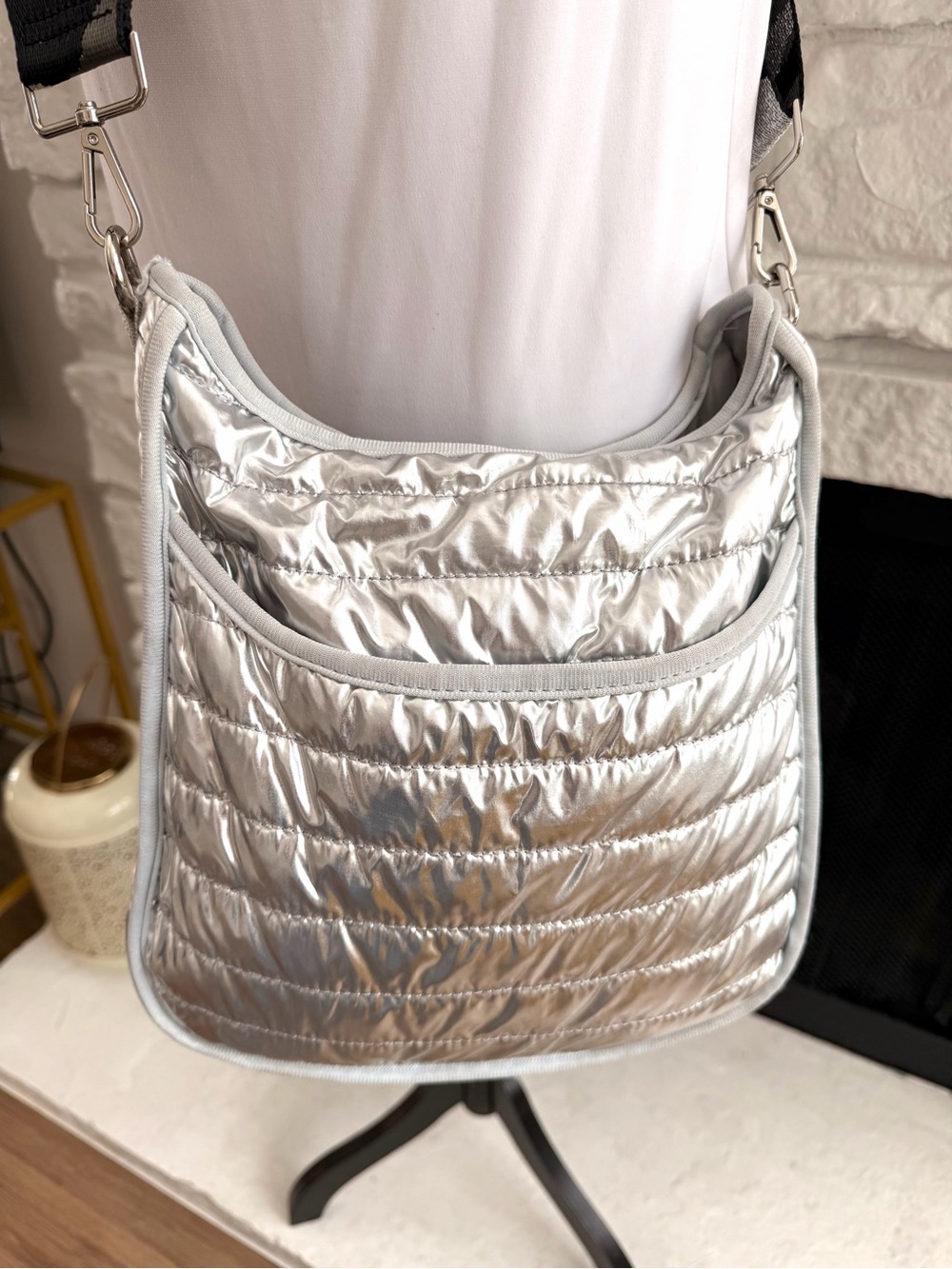 ah-dorned Metallic Silver Quilted Puffer Crossbody Bag Camo Strap - Picture 4 of 10